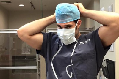 W masce wyglądał jak przeciętny weterynarz. Jednak gdy ją zdjął zaniemówiłam!