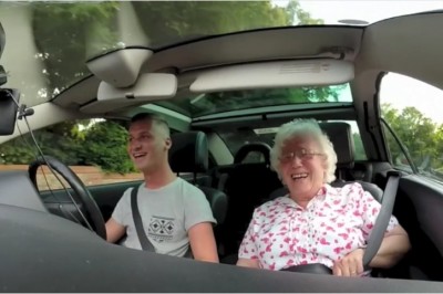 W tajemnicy umieścił kamerę w aucie! Gdy zabrał babcie na przejażdżkę zrobił coś co zaparło mi dech!