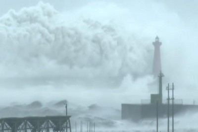 Wielka fala uderza w latarnie morską