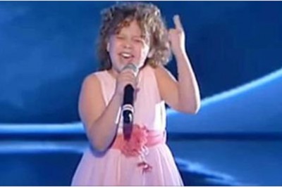 Wnuczka Luciano Pavarottiego wystąpiła na scenie! Gdy tylko zacznie śpiewać, przejdą Cię ciarki!