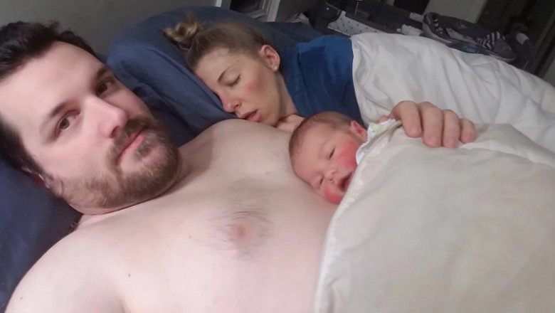 Wrzucił zdjęcie z synkiem na swojej piersi! W niezwykły sposób wyjaśnił czemu mama zasnęła!