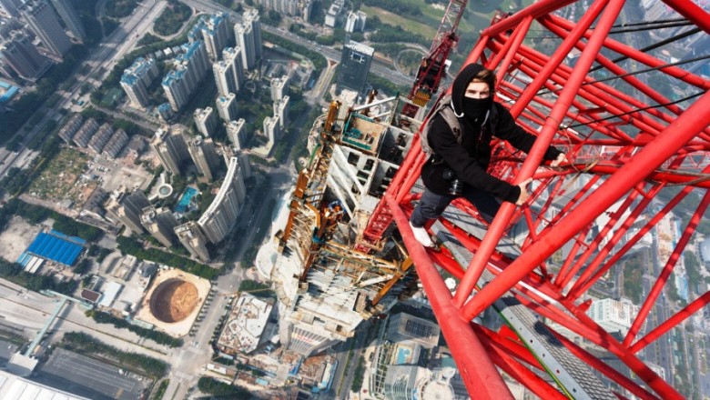 Wspięli się 660 metrów bez zabezpieczeń dla selfie życia. Ci kolesie nie znają strachu. 