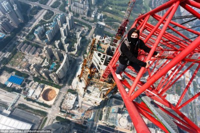Wspięli się 660 metrów bez zabezpieczeń dla selfie życia. Ci kolesie nie znają strachu. 
