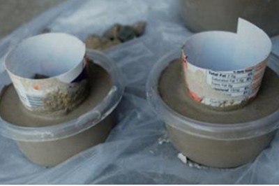 Wstawiła puste opakowania po jogurcie w mokry cement! Gdy wysechł stworzyła piękne...