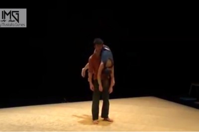 Wyglądało, jakby na parkiet wniósł zwłoki martwej kobiety! Po chwili zaczyna dziwnie się ruszać! 