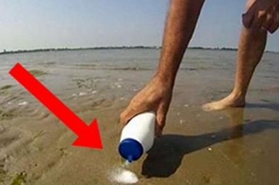 Wysypuje odrobinę soli na plaży! Po chwili z piasku wyłania się coś bardzo dziwnego!