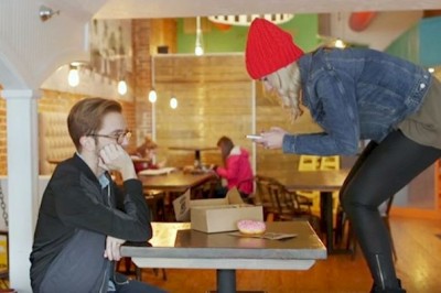 Zamiast cieszyć się posiłkiem, wolała wstawiać zdjęcia na Insta! Chora moda coraz powszechniejsza! 