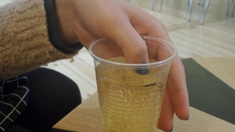 Zanurzyła palec w drinku od nieznajomego! Gdy lakier zmienił kolor wiedziała że jest w niebezpieczeństwie!