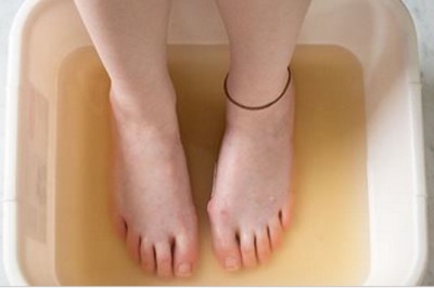 Zanurzyła stopy w misce z octem jabłkowym! Minutę później.... Efekt był zaskakujący! 