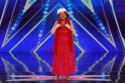 Zaszokowała jurorów mówiąc, że jest striptizerką i będzie się rozbierać! Problem w tym, że ma 90 lat! 