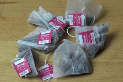 Zawiesiła torebkę herbaty w swoim samochodzie z jednego genialnego powodu! Nie każdy o tym wie! 