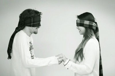 Zawiązał nieznajomym oczy i poprosił by się całowali. Najsłodszy eksperyment społeczny! 