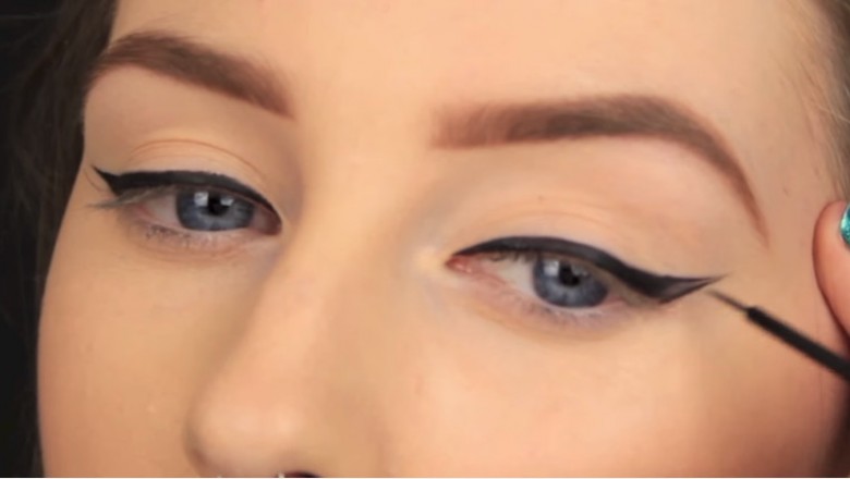 Zawsze miałam problem z idealną kreską eyelinerem! Ten genialny sposób sprawi, że zawsze jest równa!