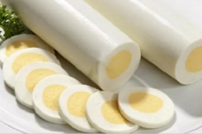 Zawsze się nad tym zastanawiałeś! Oto jak powstają podłużne kurze jaja! 