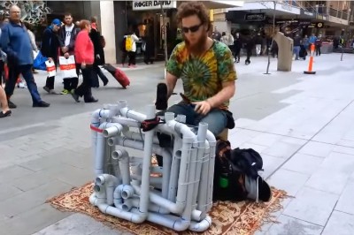 Zbudował syntezator ze rur kanalizacyjnych! Lepszy set niż 90% DJ puszcza w klubach! 