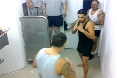 Zobacz nagrania z walk więźniów w Nowej Zelandii. Nie oszczędzają się. 