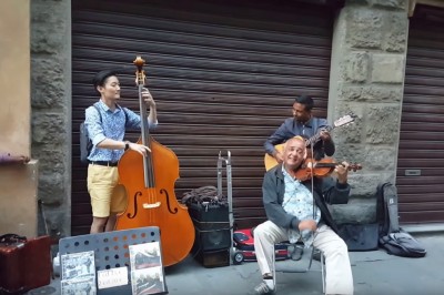 Zrozumieli się bez słów! Koreański kontrabasista i uliczni muzycy we włoskim miasteczku! 