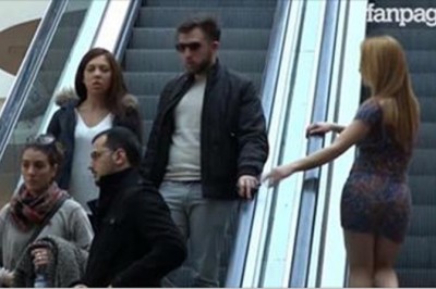 Śliczna kobieta w mini podrywa faceta w centrum handlowym! Reakcja jego żony jest idealna!