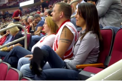 Żona nie chciała pocałować męża na KissCam podczas meczu! Nie uwierzysz co zrobiła dziewczyna obok!