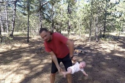Ojciec w szokujący sposób podrzuca swoim dzieckiem. Przekonuje, że nie robi nic złego!