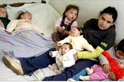 W wieku 17 lat ma już 7 dzieci które wychowuje sama! Ojcowie maluchów zostawiali ją bardzo szybko! 