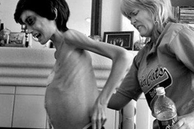 Musi pomóc umierającemu dziecku przymierzyć ubrania na własny pogrzeb! Wie, że koniec jest bliski!