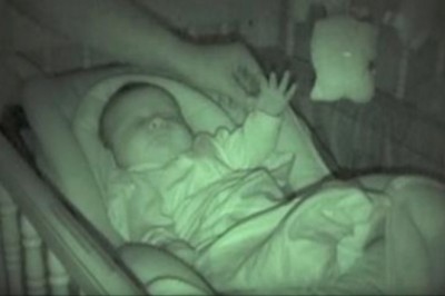 Rodzice sprawdzali czy ich maluszek spokojnie śpi! To co odkryli musieli nagrać i pokazać światu!