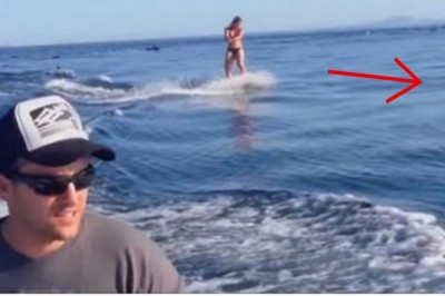 Dziewczyna cieszy się przejażdżka na desce surfingowej! Teraz patrz na wodę po prawej stronie!