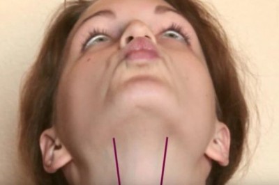 Poznaj 5 prostych ćwiczeń dzięki którym pozbędziesz się podwójnego podbródka! Zrobisz je przy biurku!