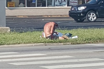 Dał bezdomnemu pieniądze i zrobił mu zdjęcie! Ta fotografia zmieniła wszystko dla kilku osób! 