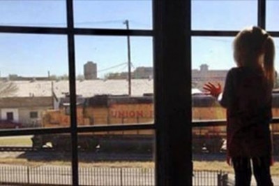 Od 3 lat maszyniści machali do dziewczynki która ogląda ich z okna! Pewnego dnia zobaczyli tam napis! 