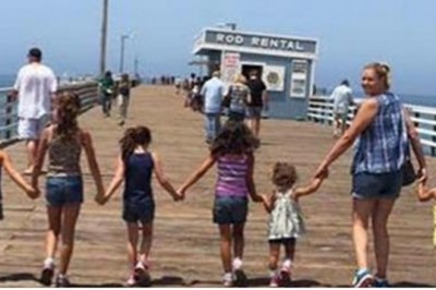 Młoda mama pozuje do zdjęcia ze swoimi 6 małymi córeczkami! Gdy się odwróciły byłam zaskoczona!