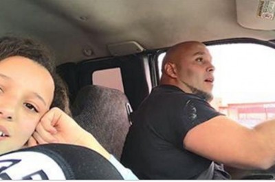 Nastolatka nagrywa śpiewającego tatę w aucie! Miliony ludzi były poruszone tym, co uchwyciła kamera!