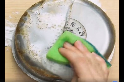 Nigdy nie mogłam doczyścić brudnego spodu garnka! Wystarczyło zmieszać te dwa składniki! 