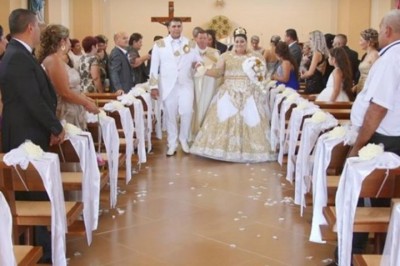 Takiego przepychu w życiu nie widziałam! Panna młoda w sukni obwieszonej Euro na romskim weselu!