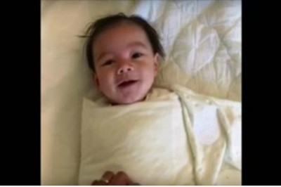 Za każdym razem gdy mama ściąga kocyk ten maluch powtarza swój rytuał! Nigdy go nie zmienia! 