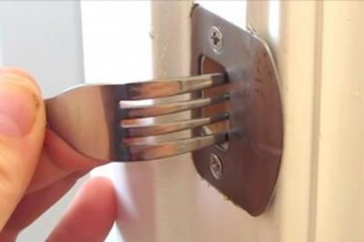 Wsadził widelec w futrynę drzwi! Od teraz sama to robię bo ta sztuczka może ocalić życie! 