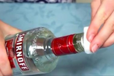 Umyła sobie twarz wódką! Powód dla którego to zrobiła jest bardzo zaskakujący! 