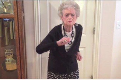 Poprosiła wnuczka żeby z nią zatańczył! Kiedy odmówił 90-letnia babcia, pokazała mu, jak się to robi!