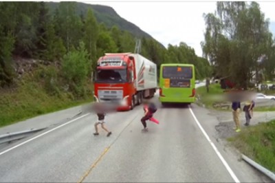 Skrajny pokaz głupoty i nieodpowiedzialności! Dzieci z autobusu wbiegają pod rozpędzonego TIR-a! 