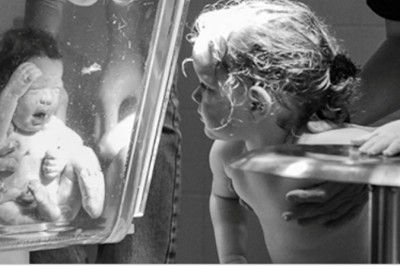 Robi zdjecia porodu w przeźroczystej wannie! Obok stoi 5 letnia córeczka która wszystkiemu się przygląda! 