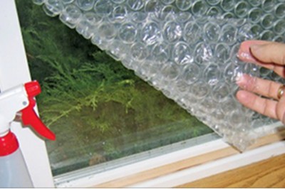 Okleiła okna folią bąbelkową przed nadejściem zimy! Jak zrozumiałam dlaczego, sama zrobiłam to samo! 