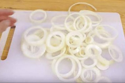 Dzięki tej łatwj metodzie pokroisz cebulę w kilka sekund! Nie będziesz już robić tego inaczej! 