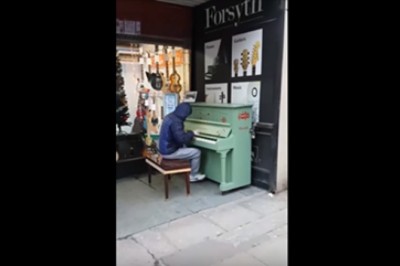 Podchodzi do stojącego na ulicy pianina i zaczyna grać! Stworzył niesamowity muzyczny mix! 