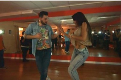 Zmysłowy taniec tej dziewczyny powala facetów na kolana! Gorąca bachata rozpala wszystkie zmysły!