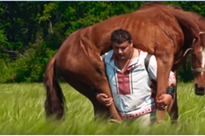 Nosi konia na plecach i każe jeździć po sobie ciężarówką! Najsilniejszy człowiek na świecie!