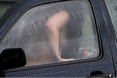 Przyłapał 13-letniego syna na tylnej kanapie auta z 44-letnią nauczycielką! Ojciec nie mógł się opanować! 