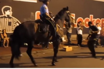 Uliczna orkiestra zatrzymała policjanta!  Policyjny konik poczuł rytm muzy i dał niesamowity pokaz!