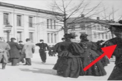 Na zdjęciu z 1890 roku kobieta trzyma coś co nie powinno istnieć w tamtych czasach! Jak to możliwe?