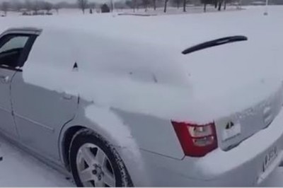 Koniec biegania z miotełką! Prosty sposób na szybkie odśnieżenie auta! :D